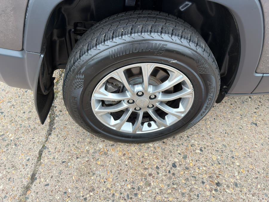 Used 2019 Jeep Cherokee Latitude Plus image 27