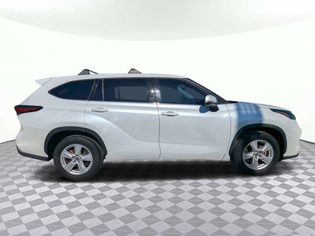 Used 2022 Toyota Highlander L FWD image 2