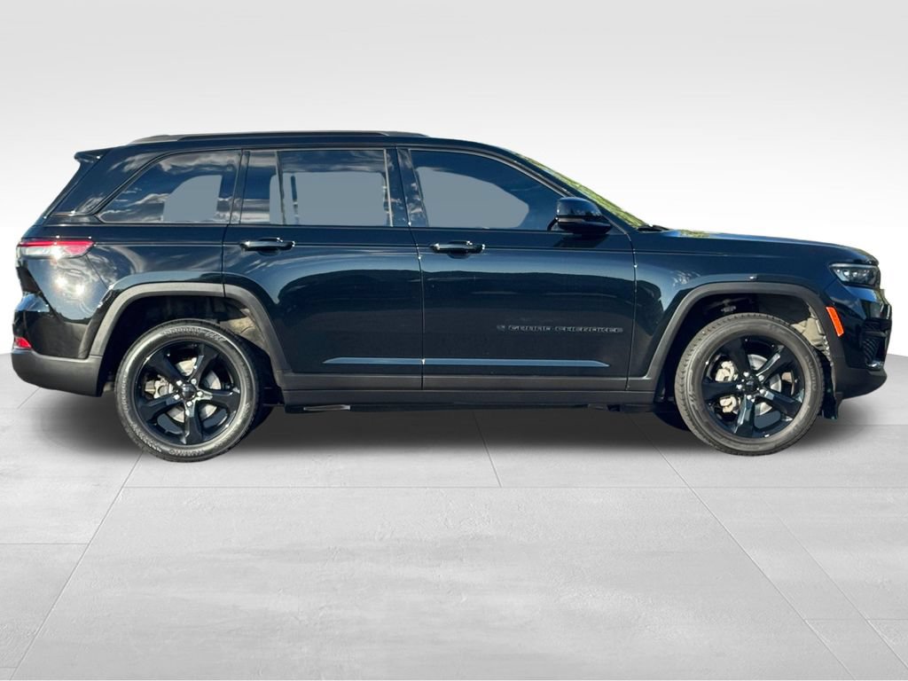 Used 2023 Jeep Grand Cherokee Altitude AWD/4WD image 8