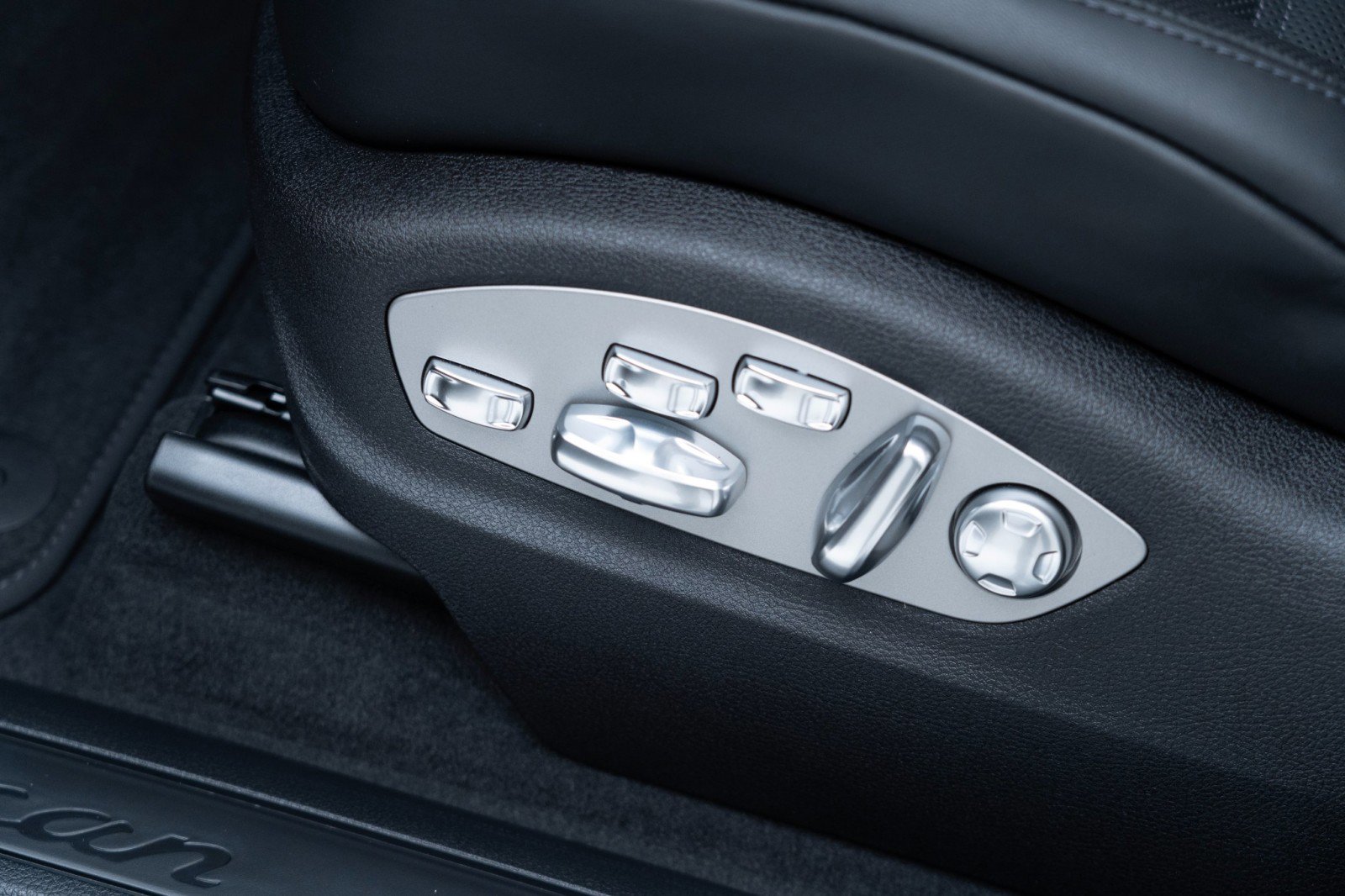 Certified 2025 Porsche Macan AWD/4WD image 16