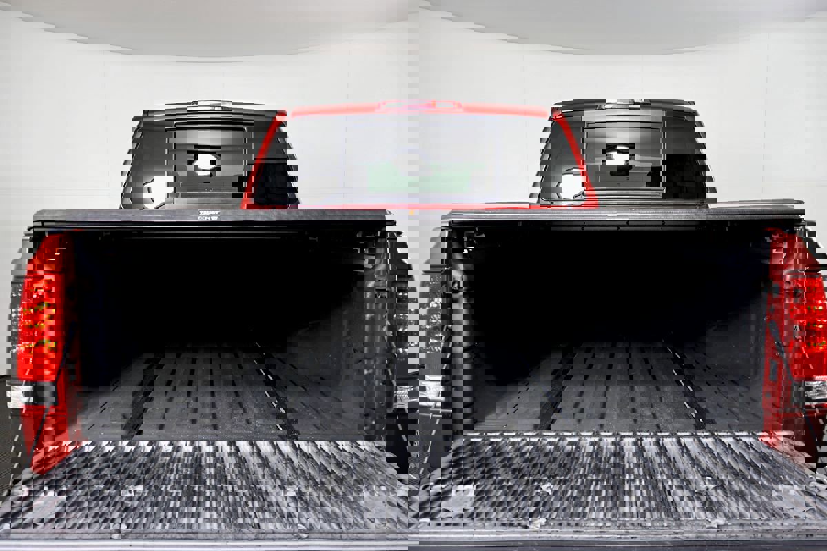 Used 2015 Nissan Titan SV image 11