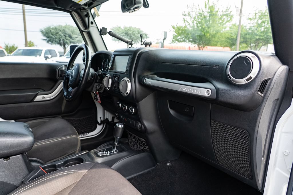 Used 2016 Jeep Wrangler Unlimited Rubicon w/ Connectivity Group AWD/4WD image 30
