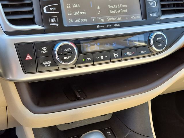Used 2017 Toyota Highlander Limited image 30