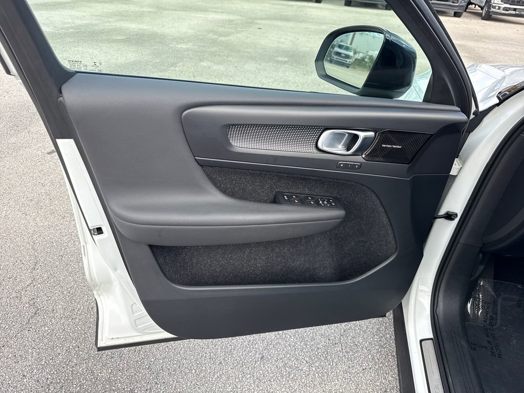 Used 2020 Volvo XC40 T5 R-Design image 13