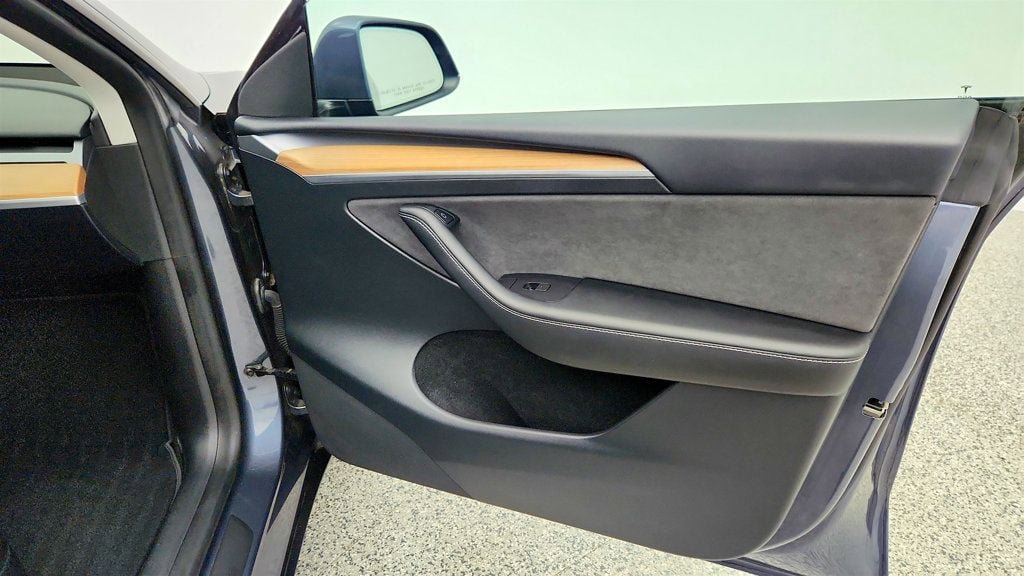 Used 2023 Tesla Model Y Long Range image 32