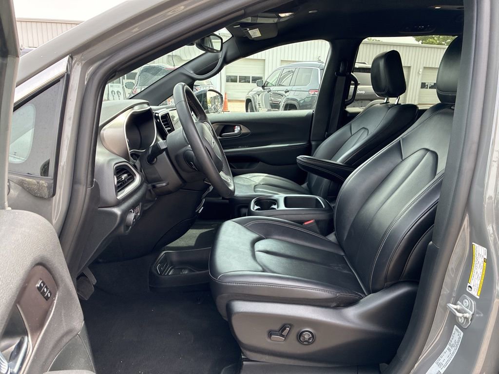 Used 2025 Chrysler Pacifica Select image 11