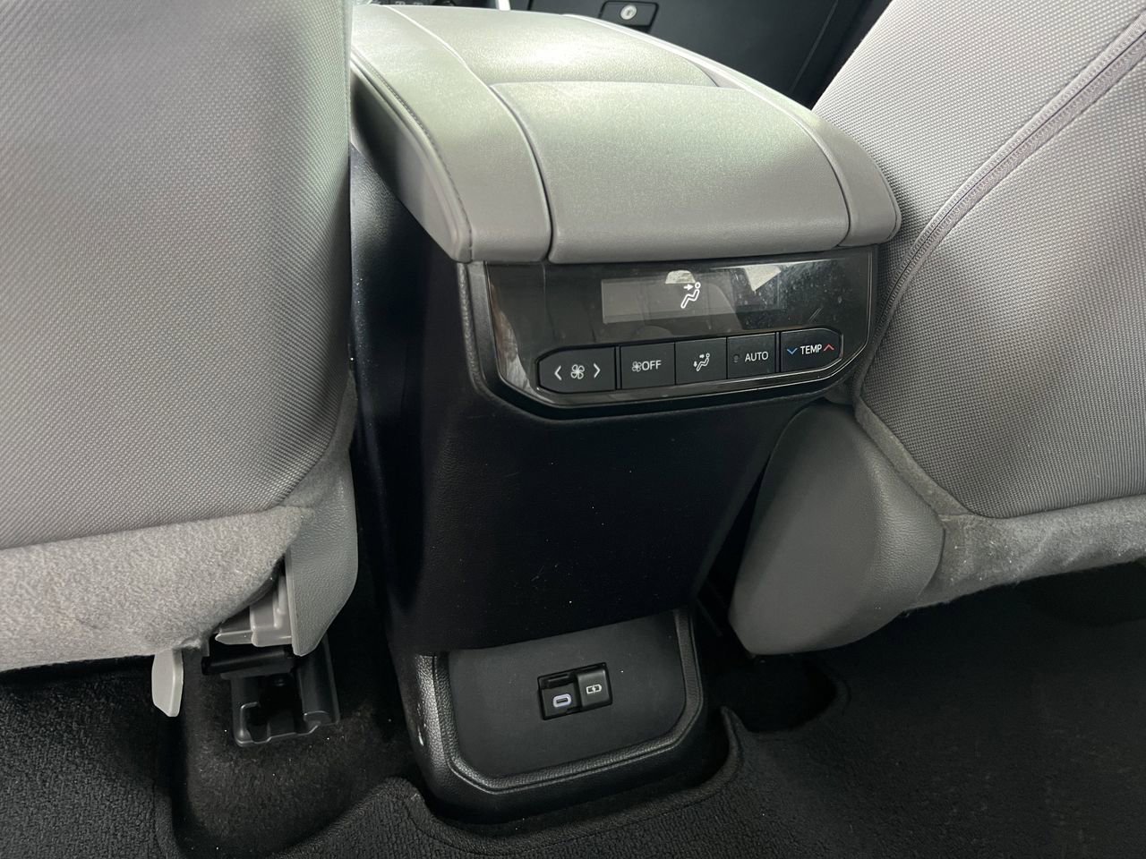 Used 2024 Toyota Highlander LE FWD image 24