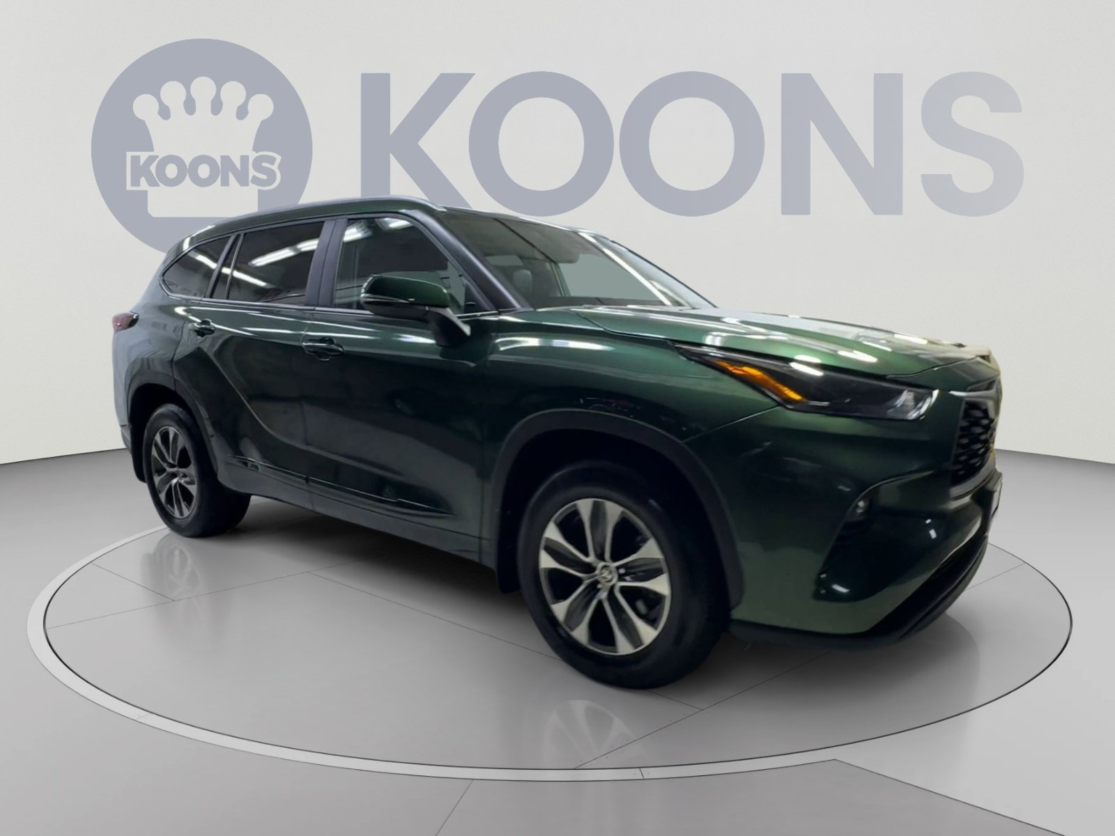 Used 2025 Toyota Highlander XLE AWD/4WD image 2