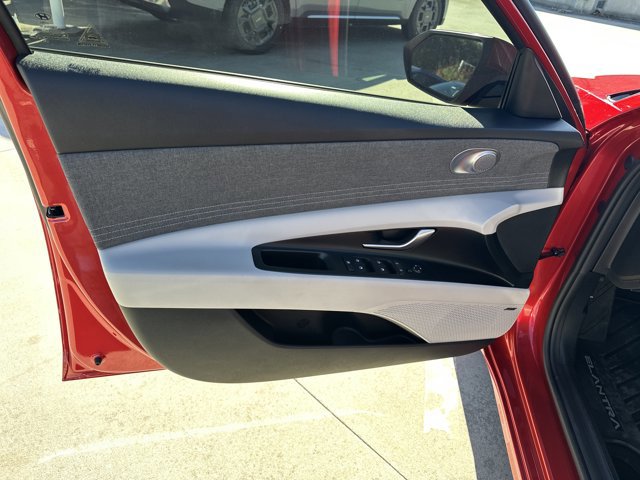 Used 2021 Hyundai Elantra Limited image 11