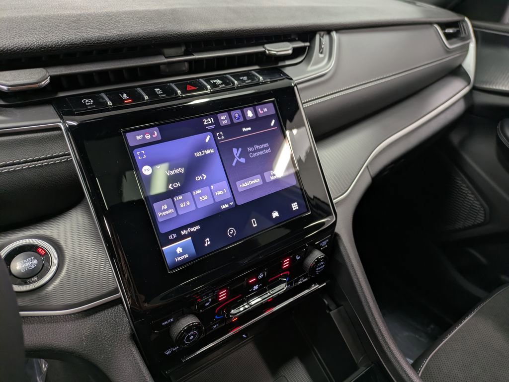 Used 2025 Jeep Grand Cherokee Altitude image 11