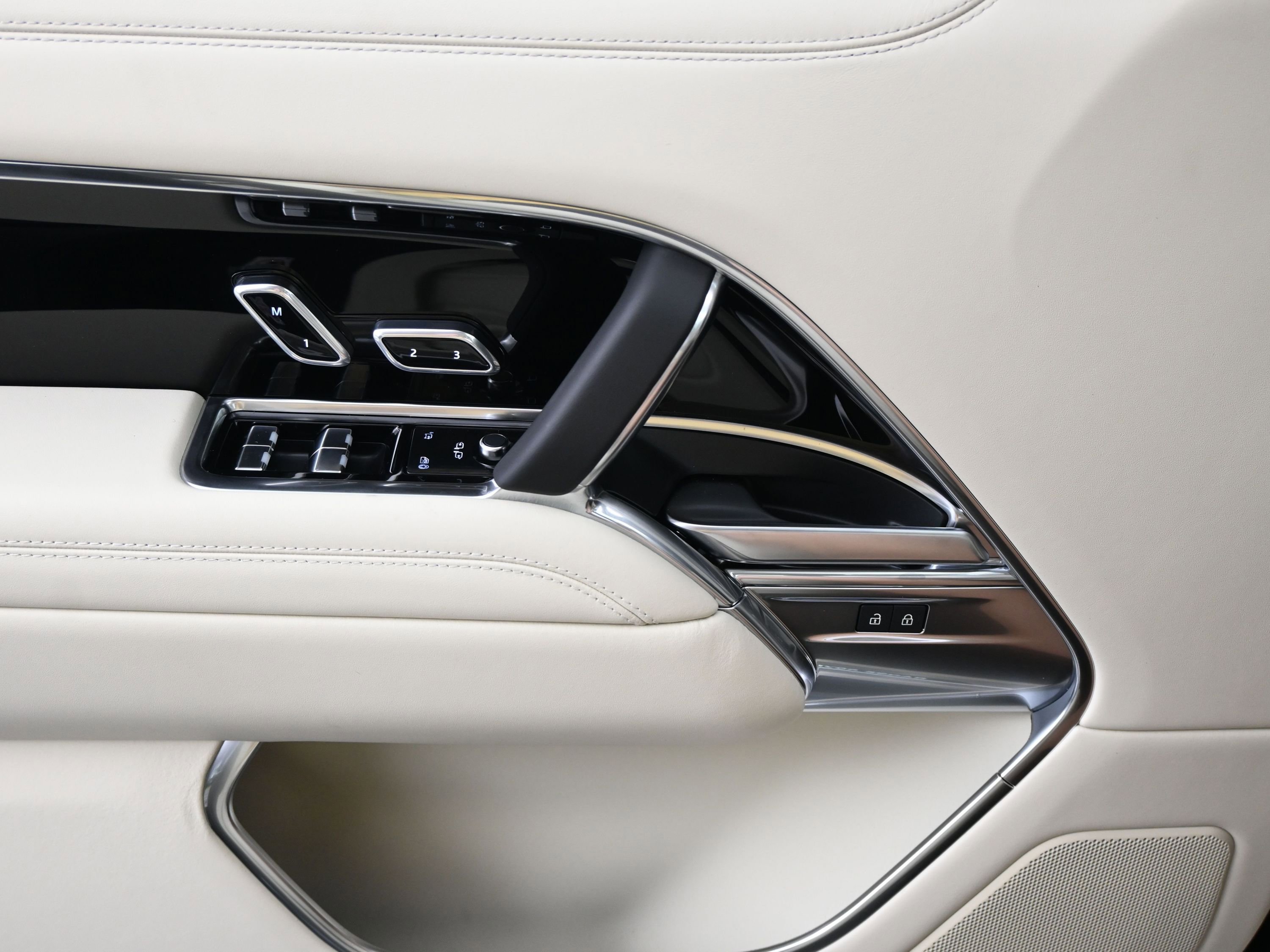 New 2025 Land Rover Range Rover SE image 11