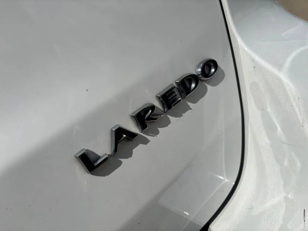 Used 2021 Jeep Grand Cherokee Laredo AWD/4WD image 9