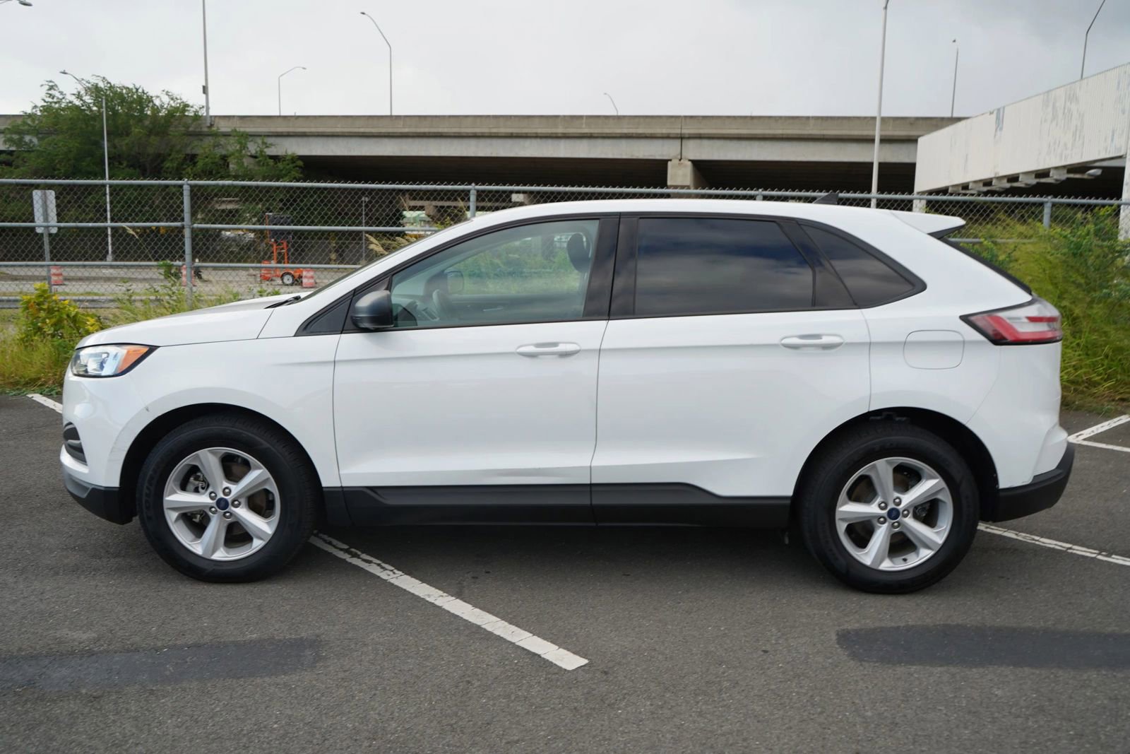Used 2019 Ford Edge SE image 2