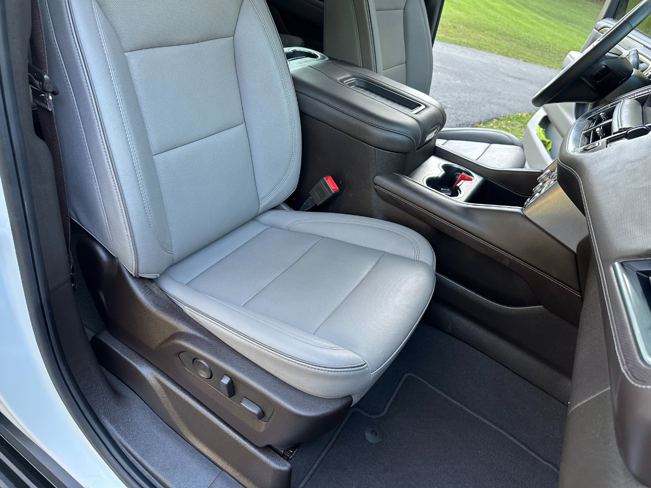 Used 2024 GMC Yukon XL SLT w/ SLT Luxury Package image 35