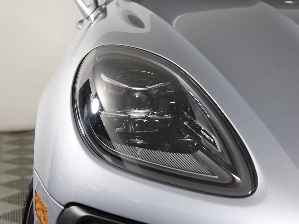 Certified 2026 Porsche Macan AWD/4WD image 11