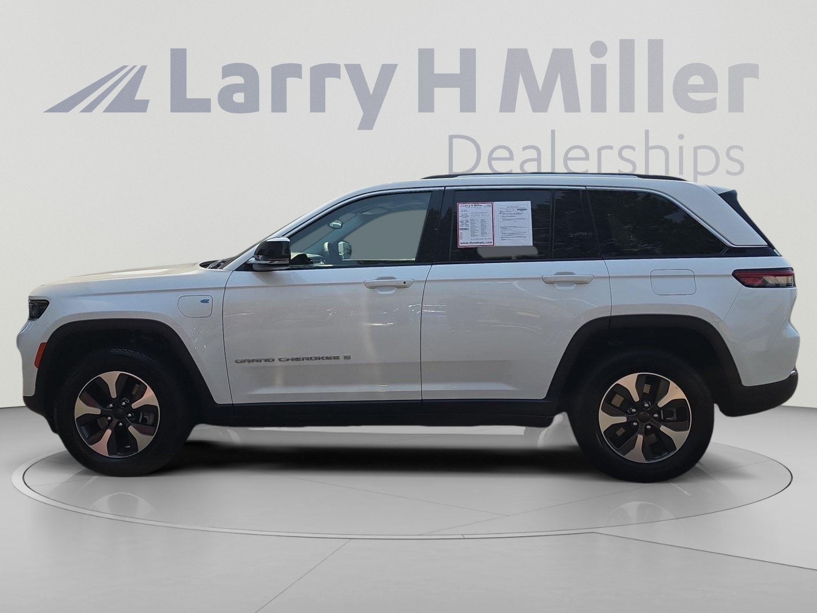 Used 2023 Jeep Grand Cherokee 4WD 4xe image 2