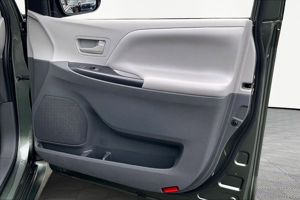 Used 2020 Toyota Sienna L image 28