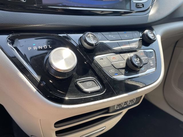 Used 2024 Chrysler Pacifica Touring-L FWD image 25