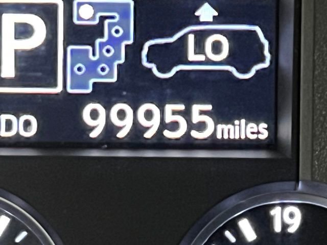 Used 2015 Lexus LX 570 4WD w/ Luxury Package image 27