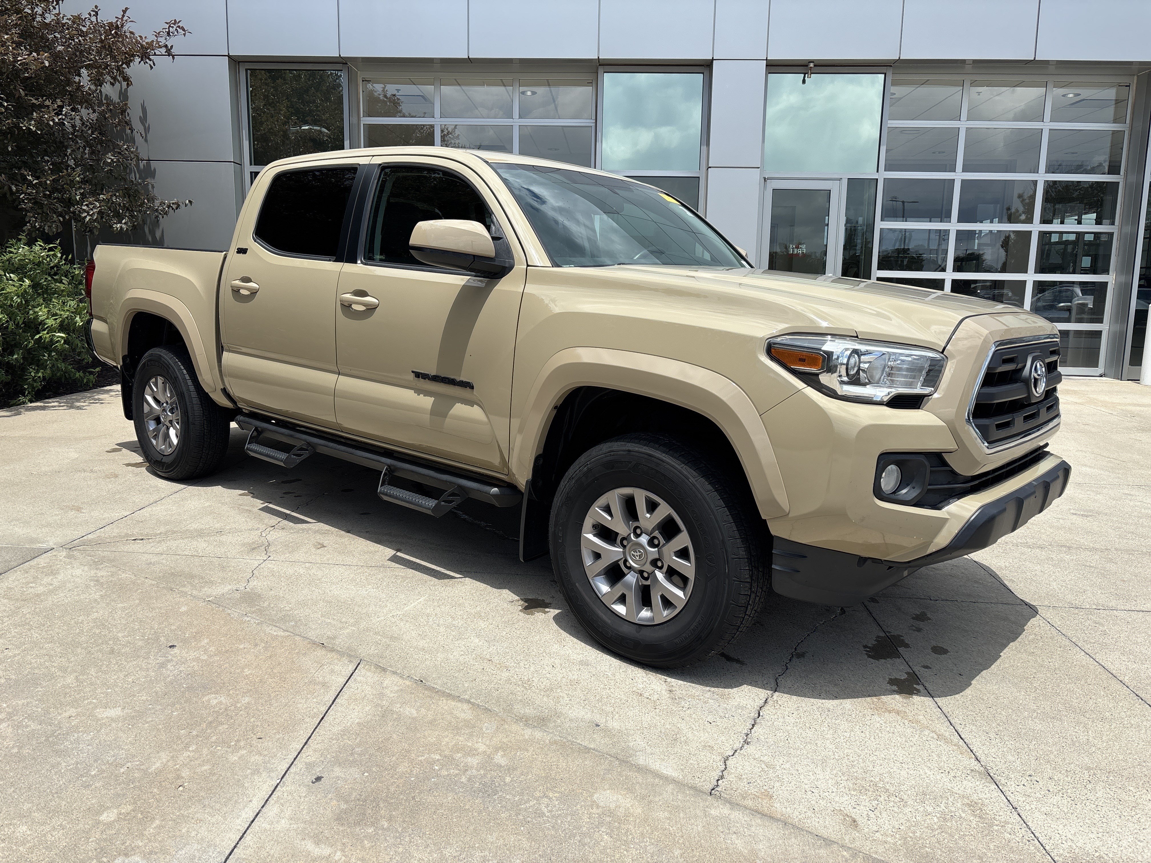 Used 2017 Toyota Tacoma SR5 w/ Tow Package AWD/4WD image 2