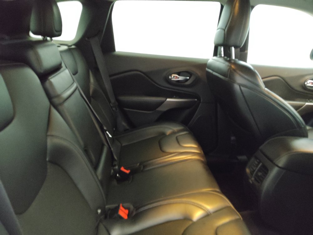 Used 2019 Jeep Cherokee Latitude Plus w/ Cold Weather Group AWD/4WD image 19