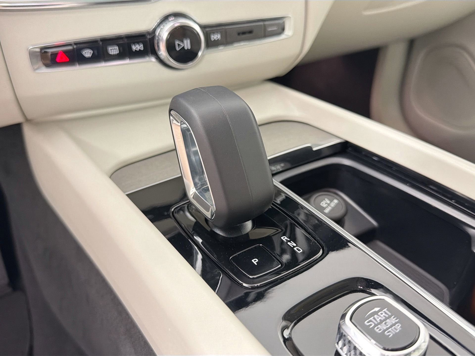 Certified 2023 Volvo XC60 B5 Plus w/ Protection Package Premier FWD image 17
