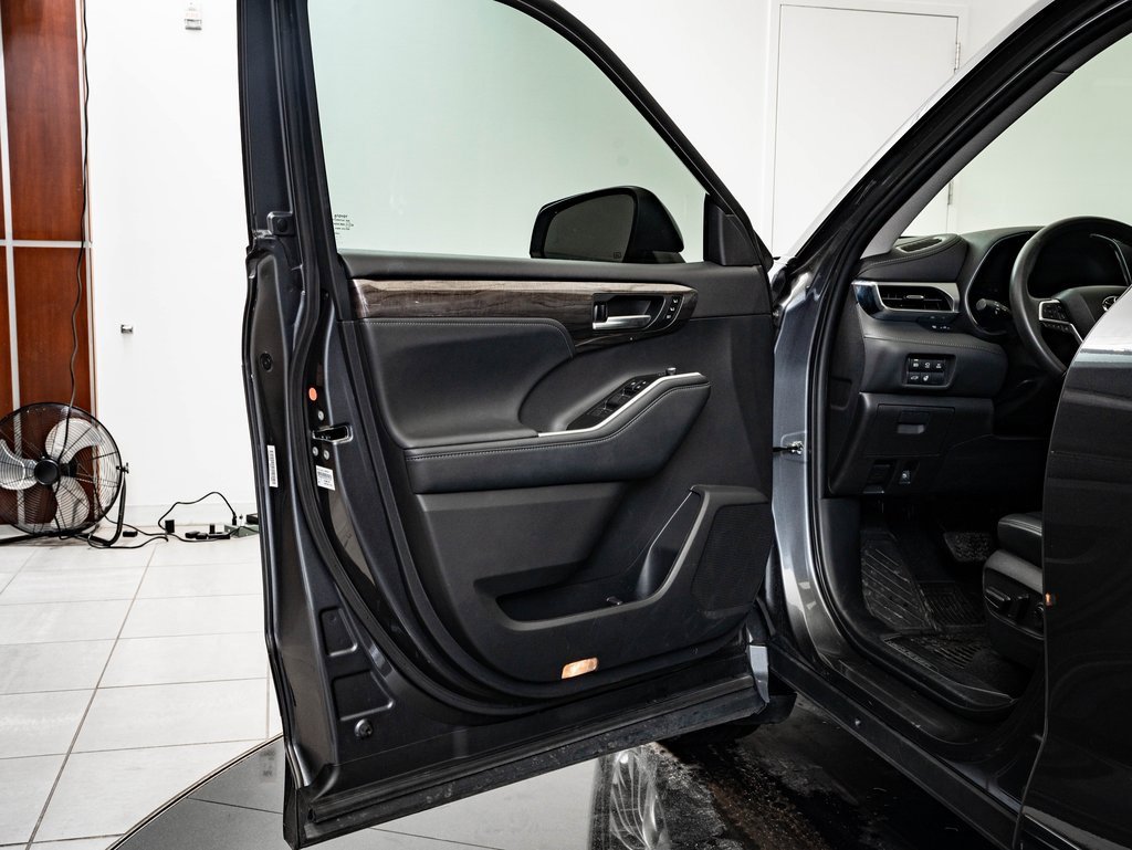 Used 2023 Toyota Highlander Platinum image 30