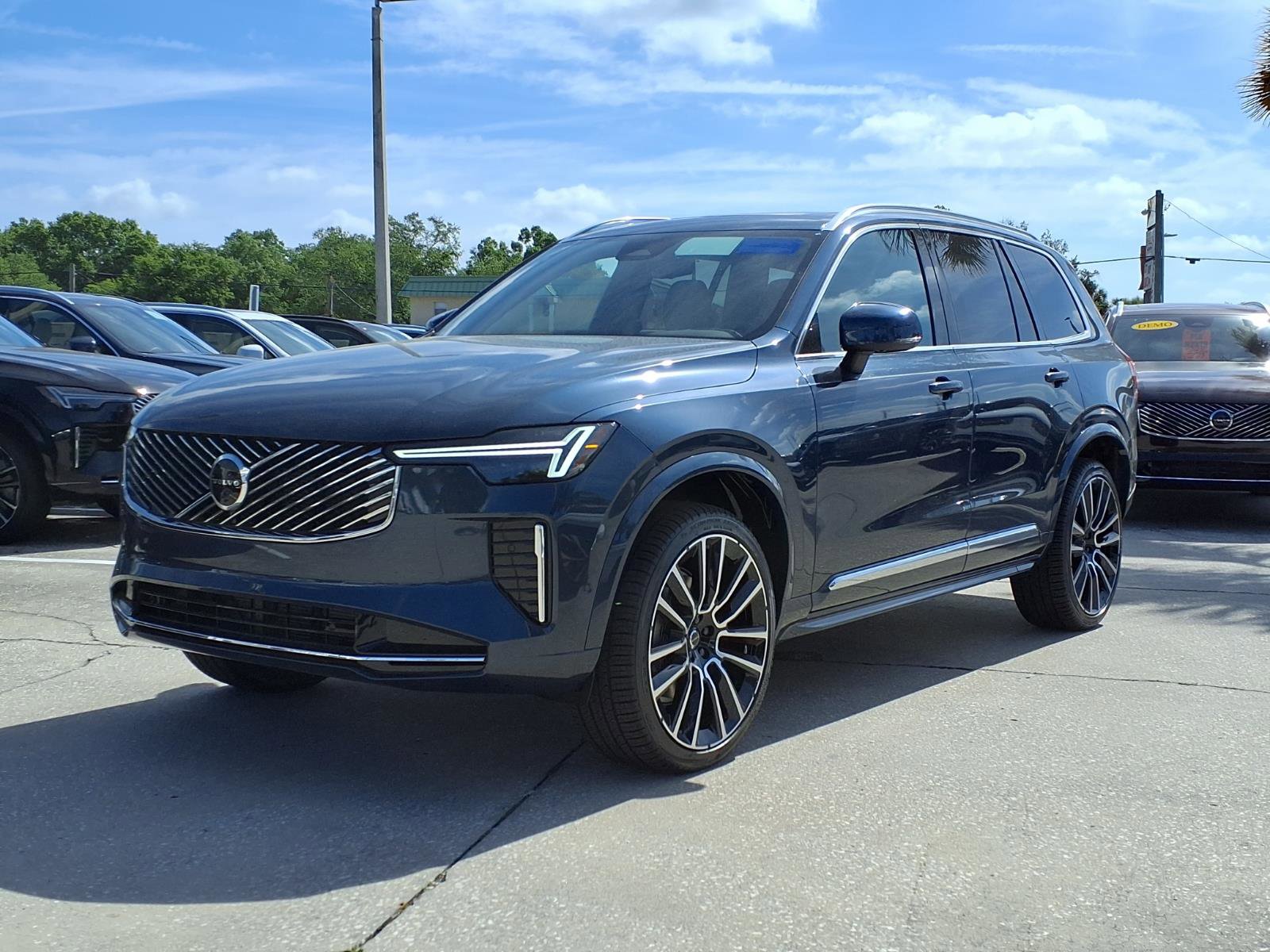 New 2026 Volvo XC90 B5 Plus w/ Protection Package Premier AWD/4WD image 3