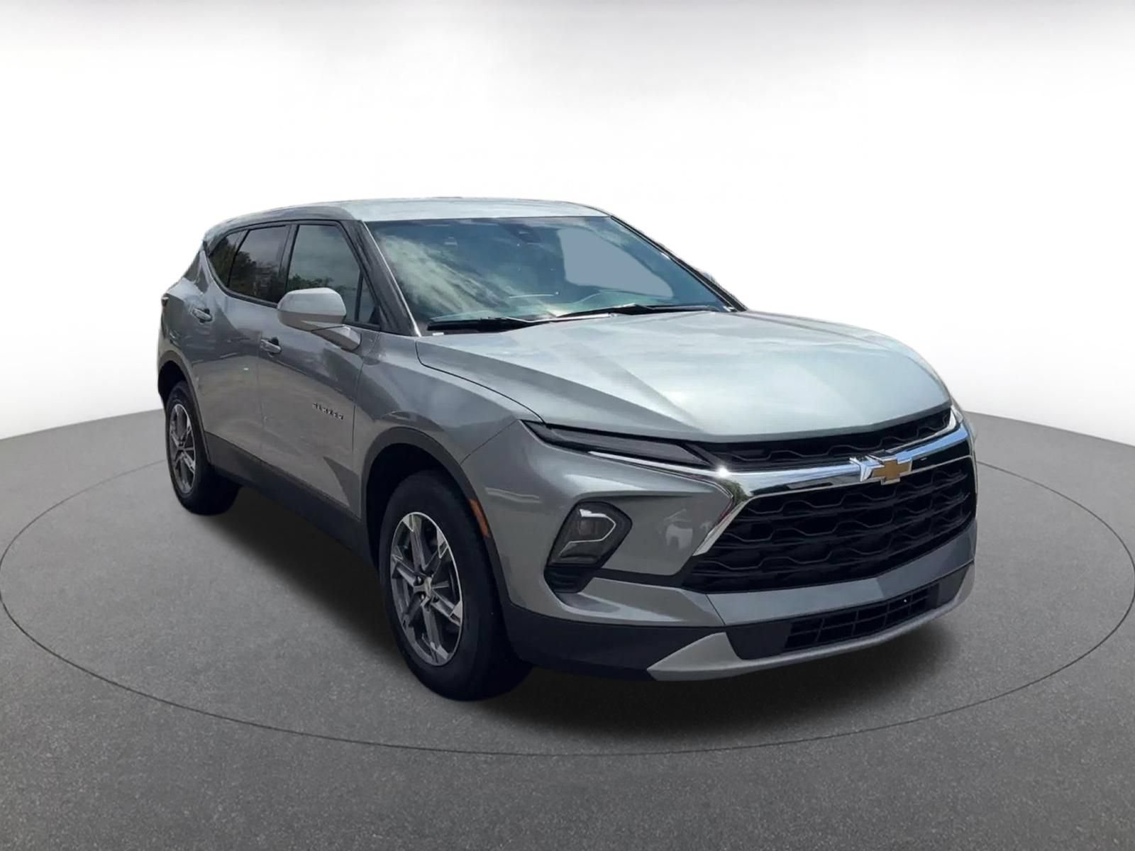 Used 2026 Chevrolet Blazer LT FWD image 2