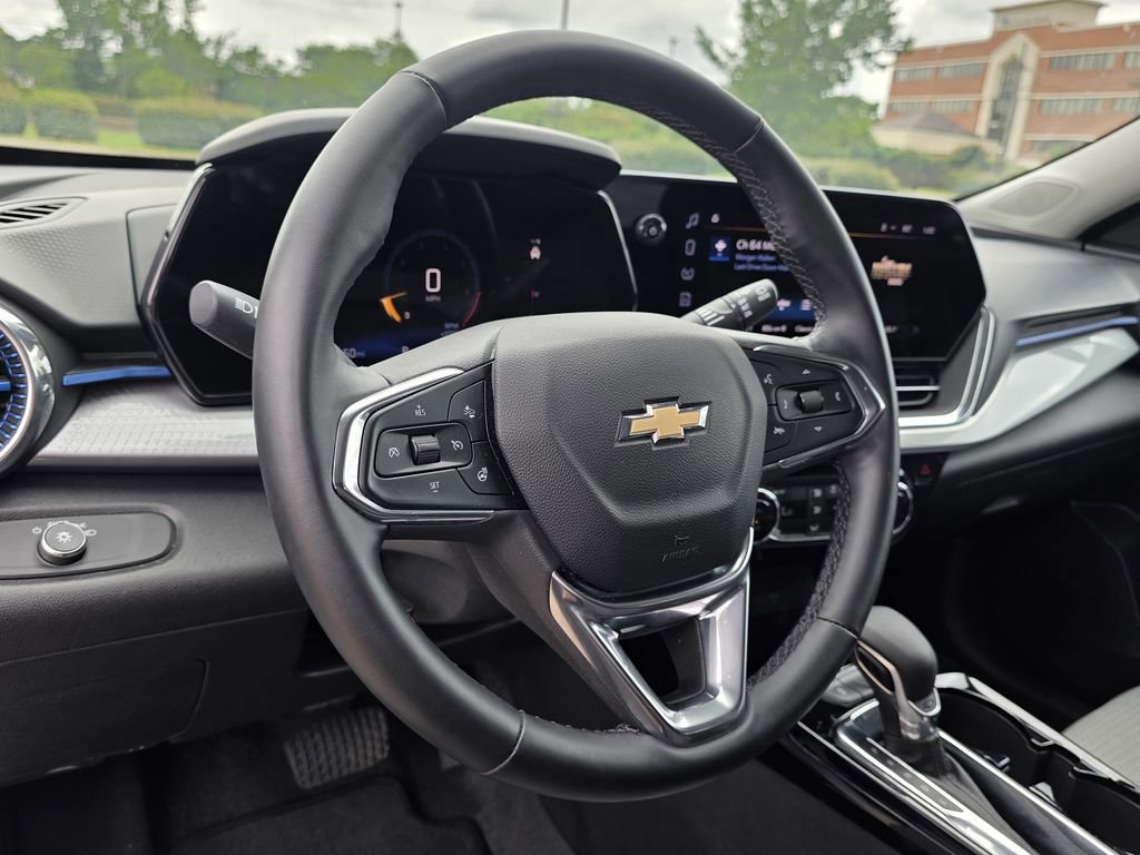 Used 2025 Chevrolet Trax LT w/ LT Convenience Package FWD image 11