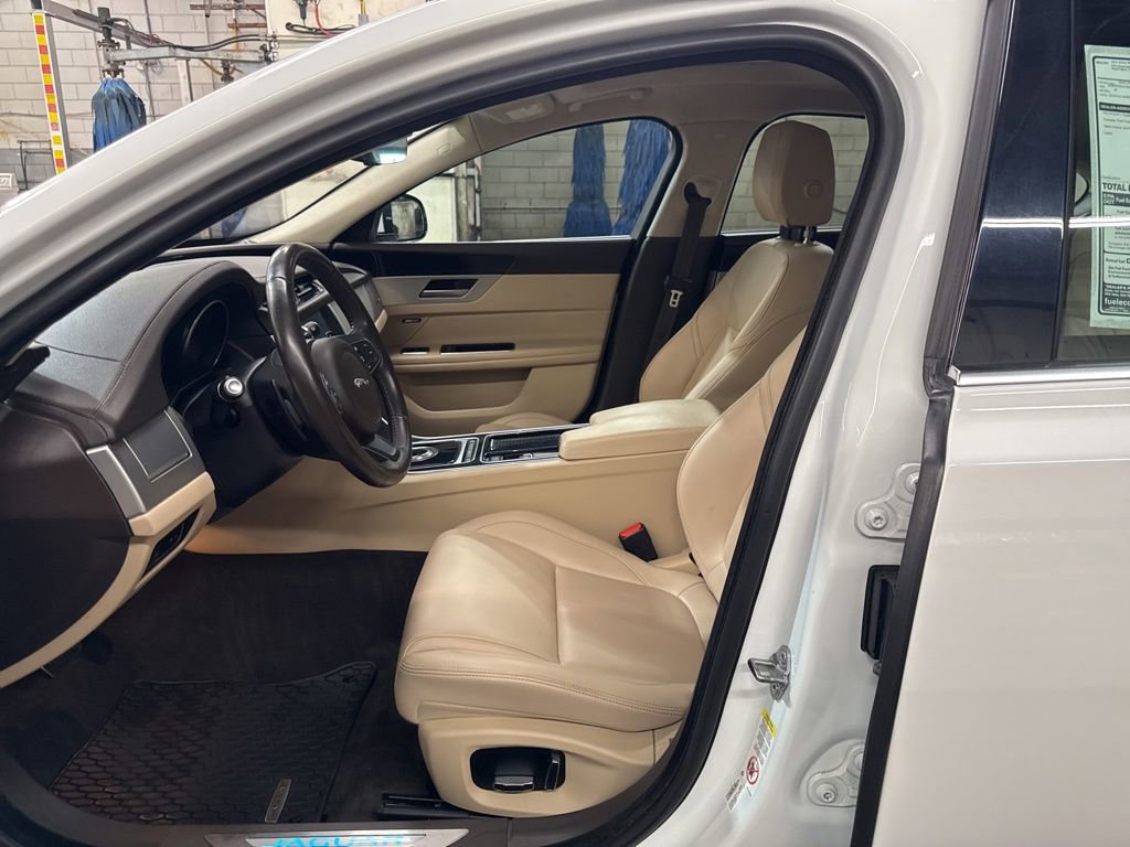 Used 2020 Jaguar XF Premium AWD/4WD image 9