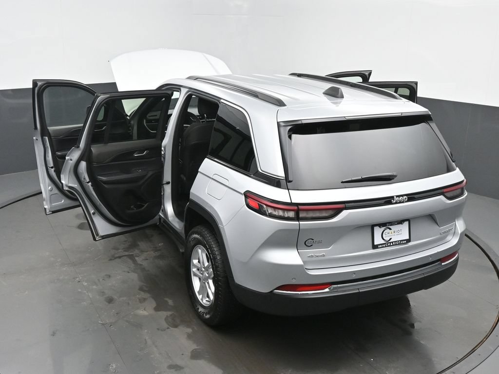 Used 2025 Jeep Grand Cherokee Laredo AWD/4WD image 69