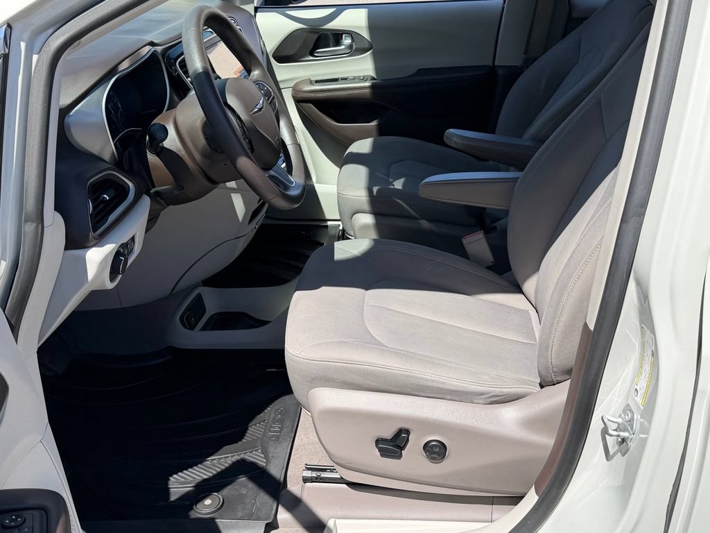 Used 2019 Chrysler Pacifica LX w/ Tire & Wheel Group FWD image 18