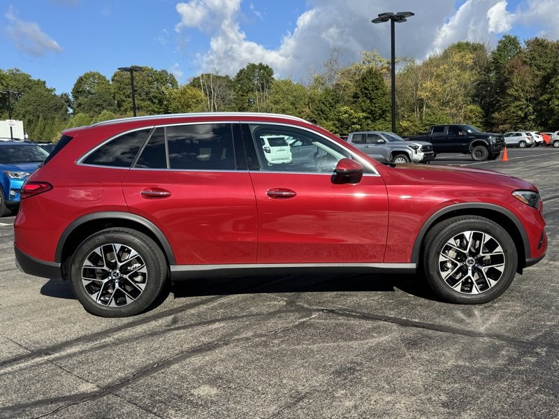Used 2025 Mercedes-Benz GLC 350e 4MATIC image 3