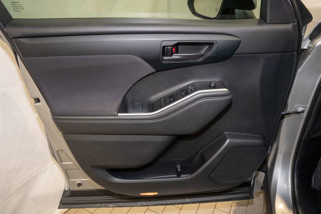 Used 2021 Toyota Highlander LE image 12