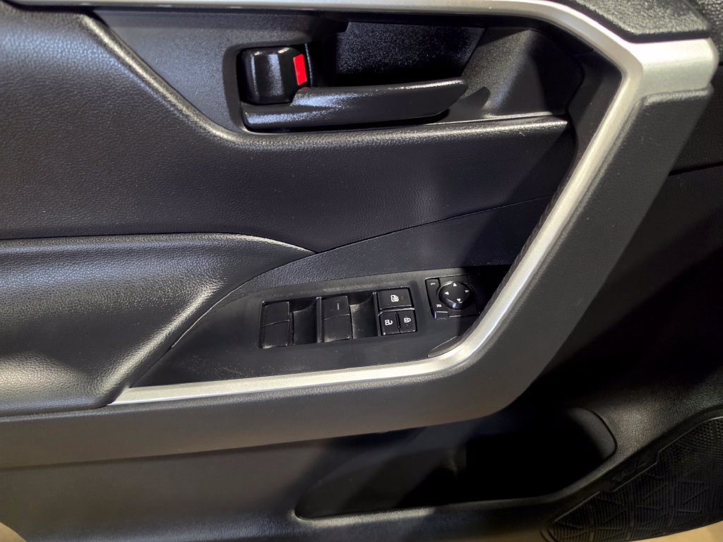 Used 2022 Toyota RAV4 LE AWD/4WD image 5