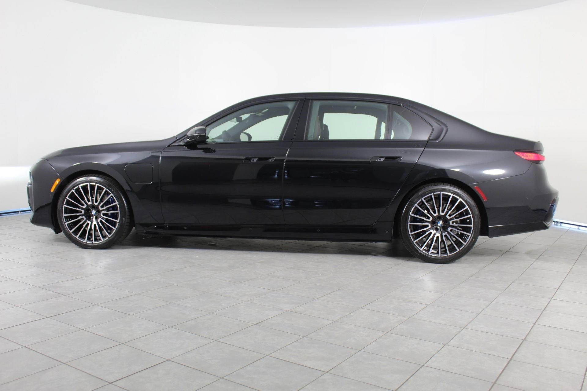 New 2026 BMW 750e xDrive w/ Executive Package image 2
