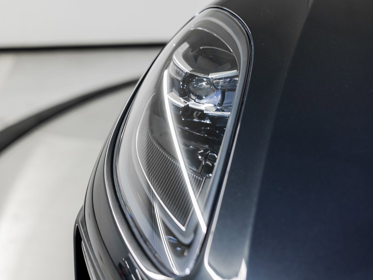 Certified 2025 Porsche Macan image 13