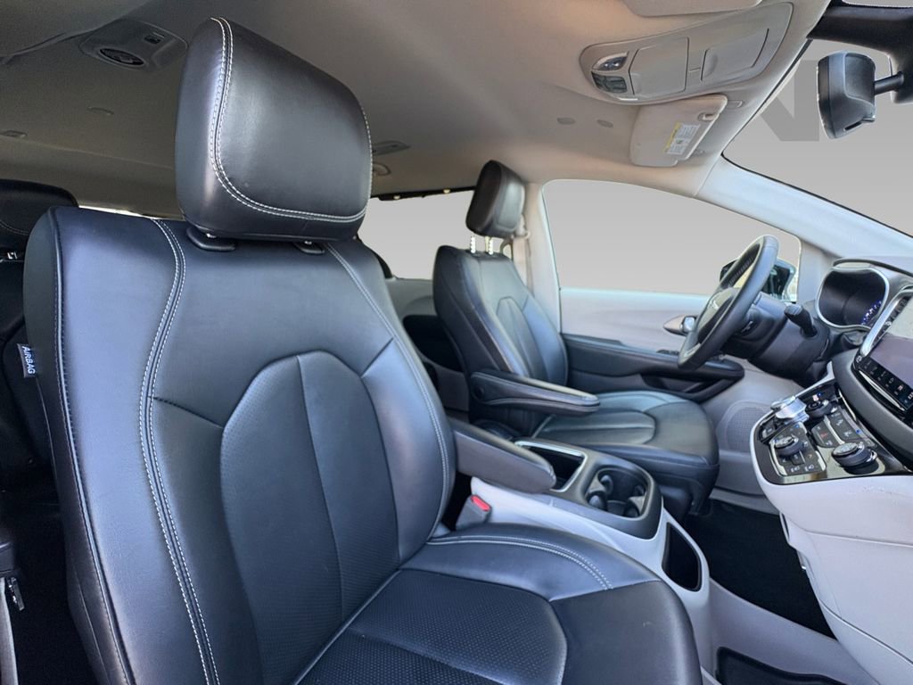 Used 2024 Chrysler Pacifica Touring-L image 8
