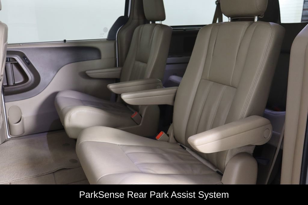 Used 2016 Chrysler Town & Country Touring w/ Driver Convenience Group image 16