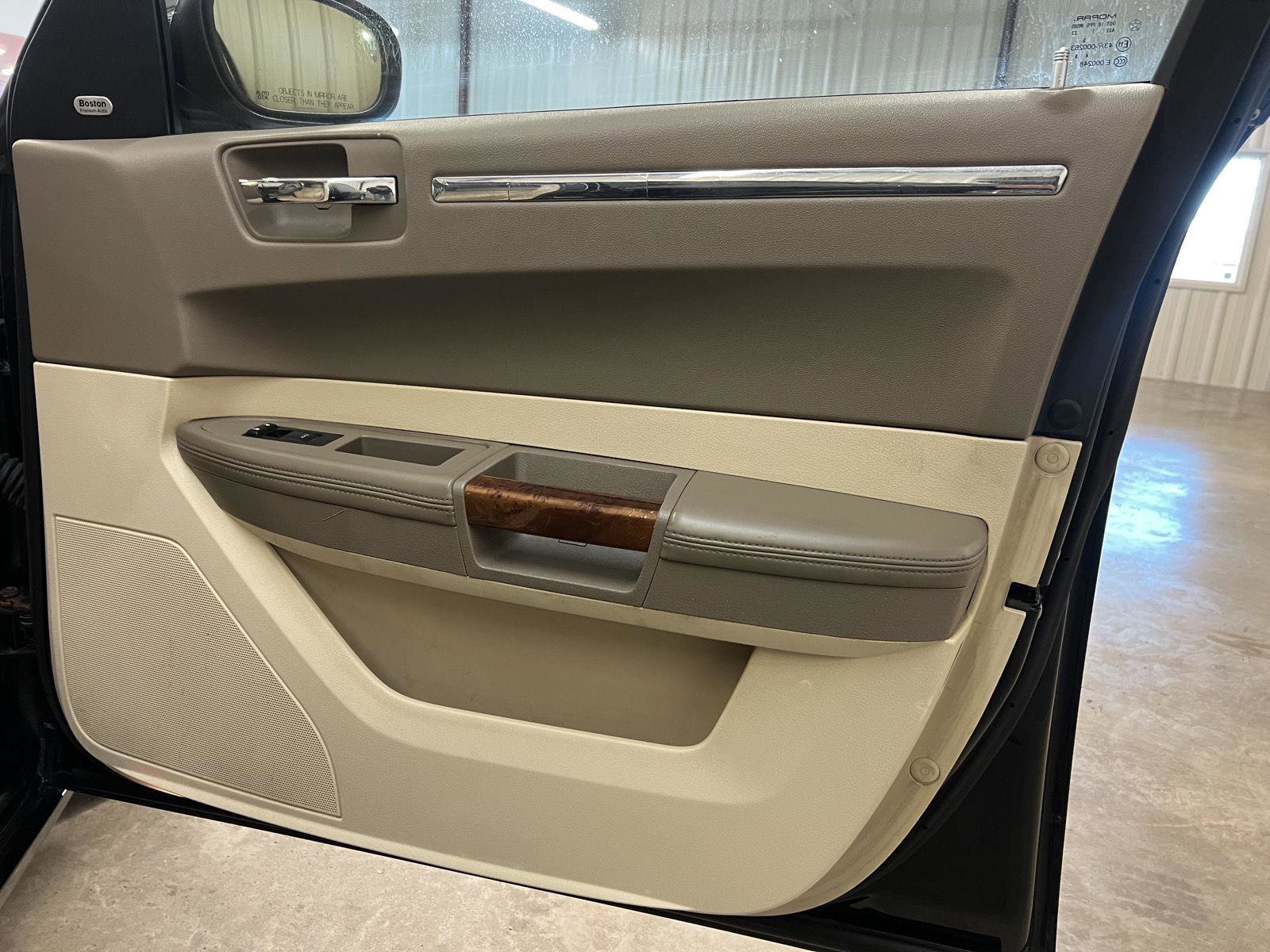 Used 2008 Chrysler 300 C image 25