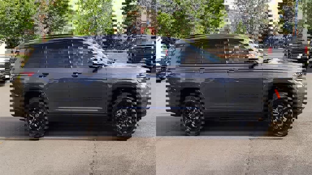 New 2025 Jeep Grand Cherokee L Laredo image 2