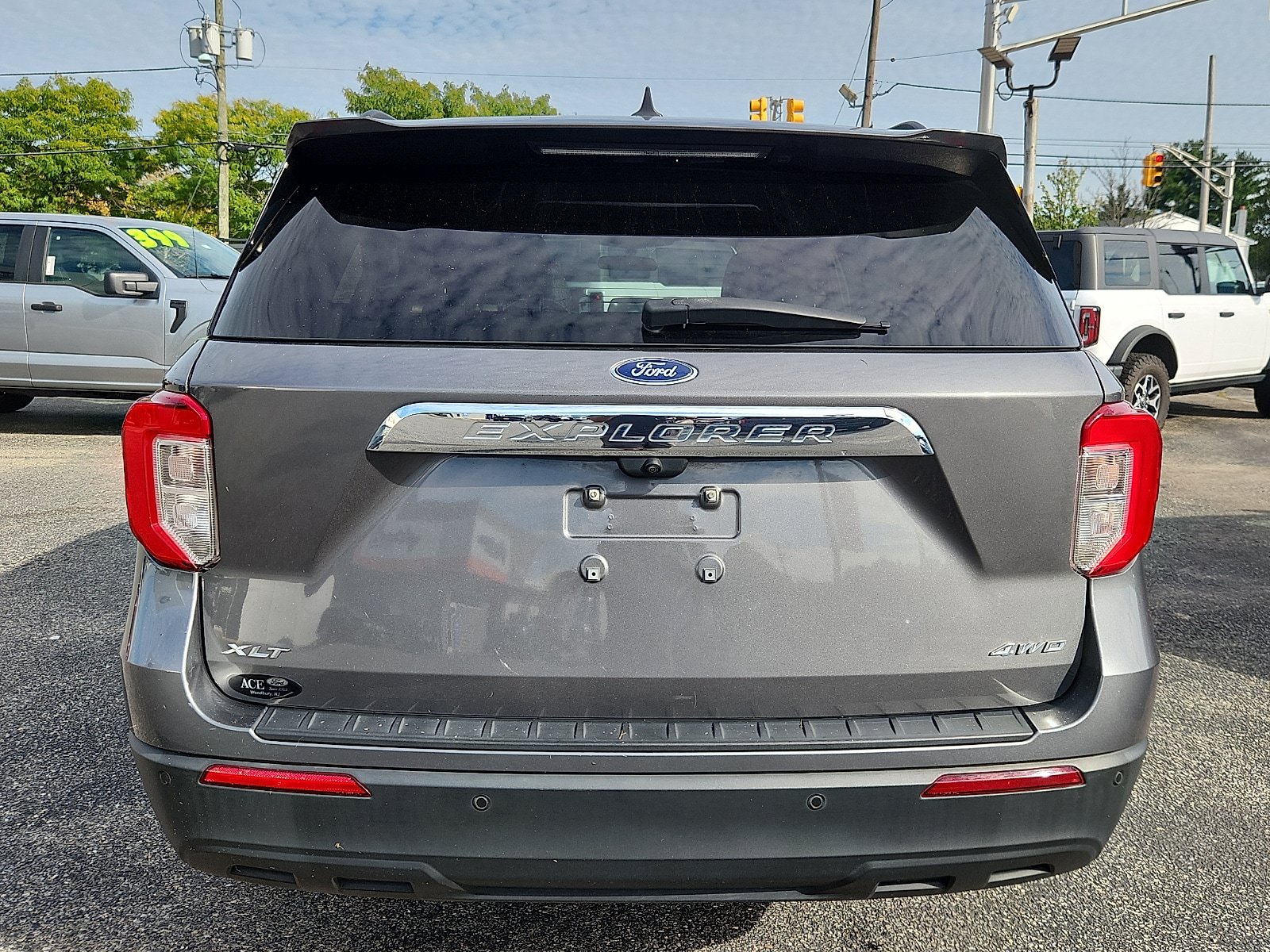 Used 2023 Ford Explorer XLT AWD/4WD image 5