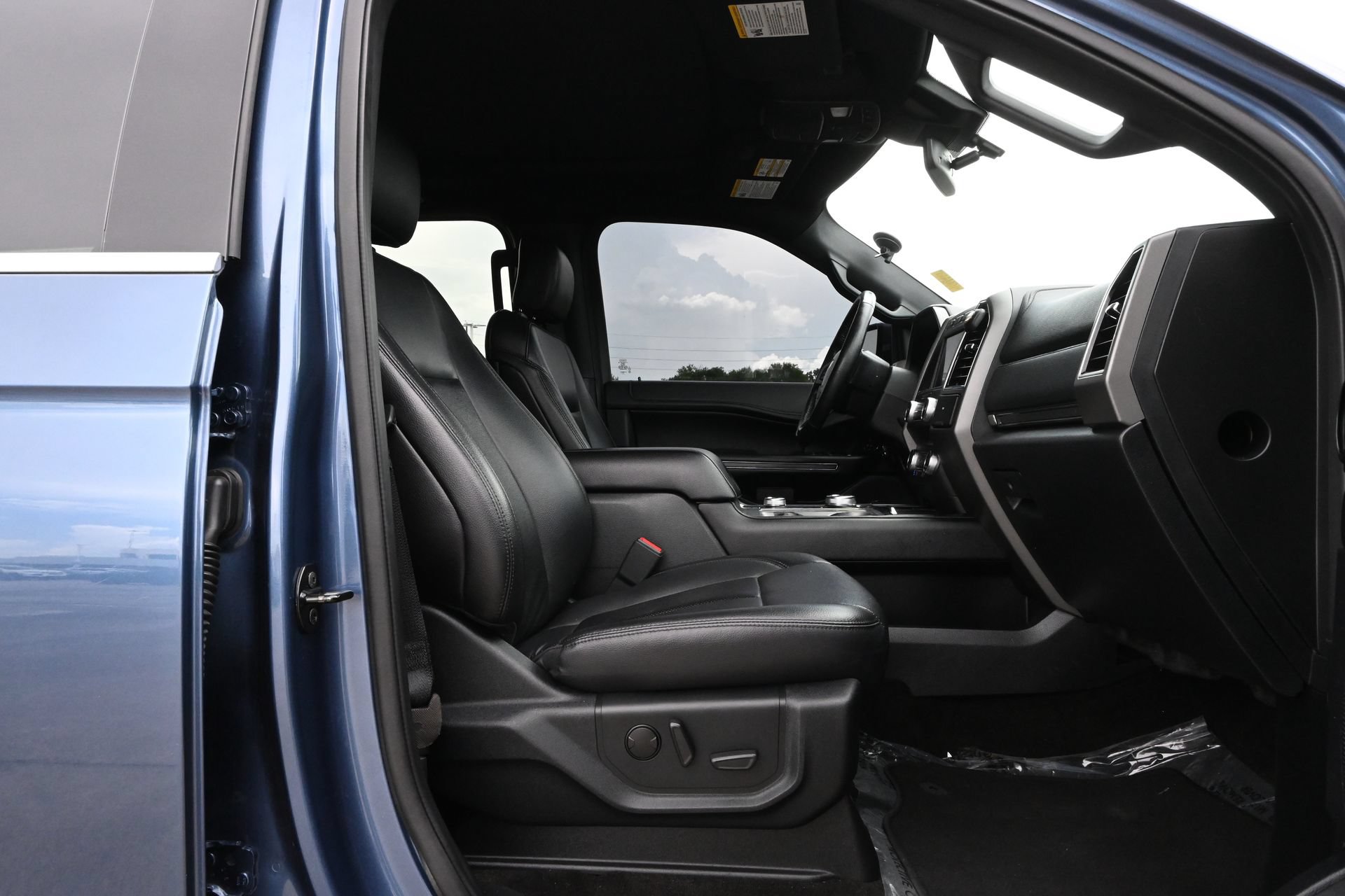 Used 2020 Ford Expedition XLT w/ Equipment Group 202A AWD/4WD image 27