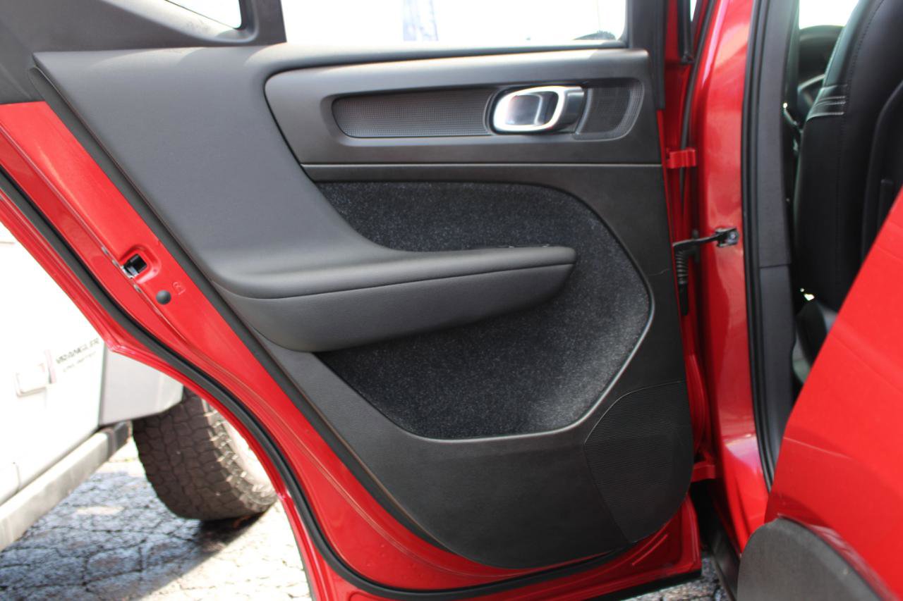 Used 2019 Volvo XC40 T5 R-Design image 38