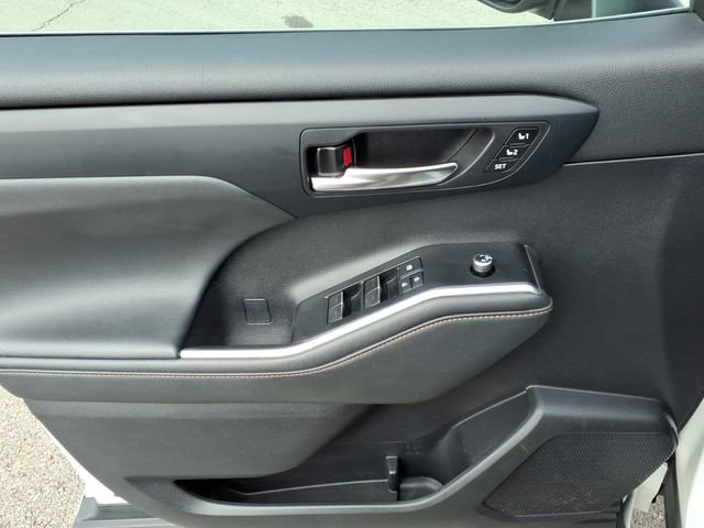 Used 2022 Toyota Highlander Bronze Edition image 3