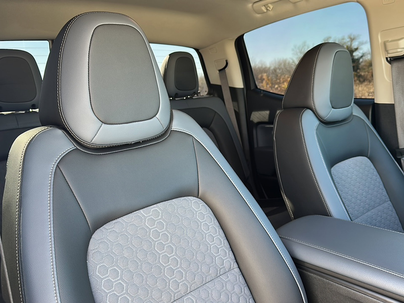 Used 2022 Chevrolet Colorado Z71 w/ Safety Package image 24