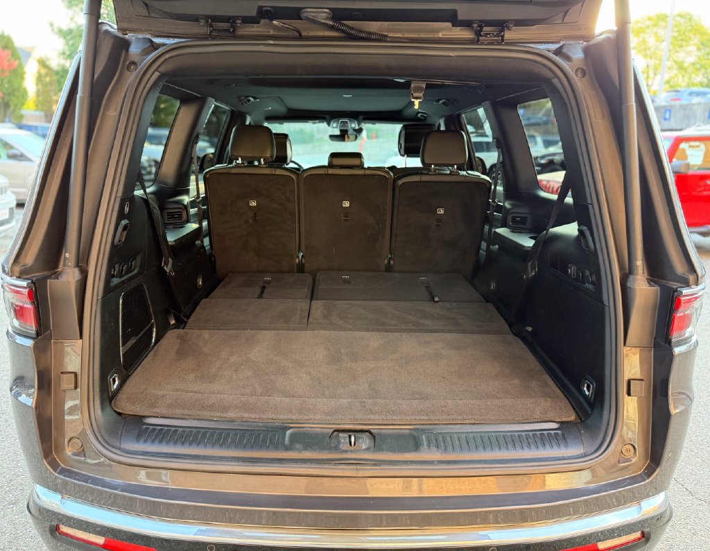 Used 2023 Jeep Wagoneer 4WD w/ Premium Group I image 30