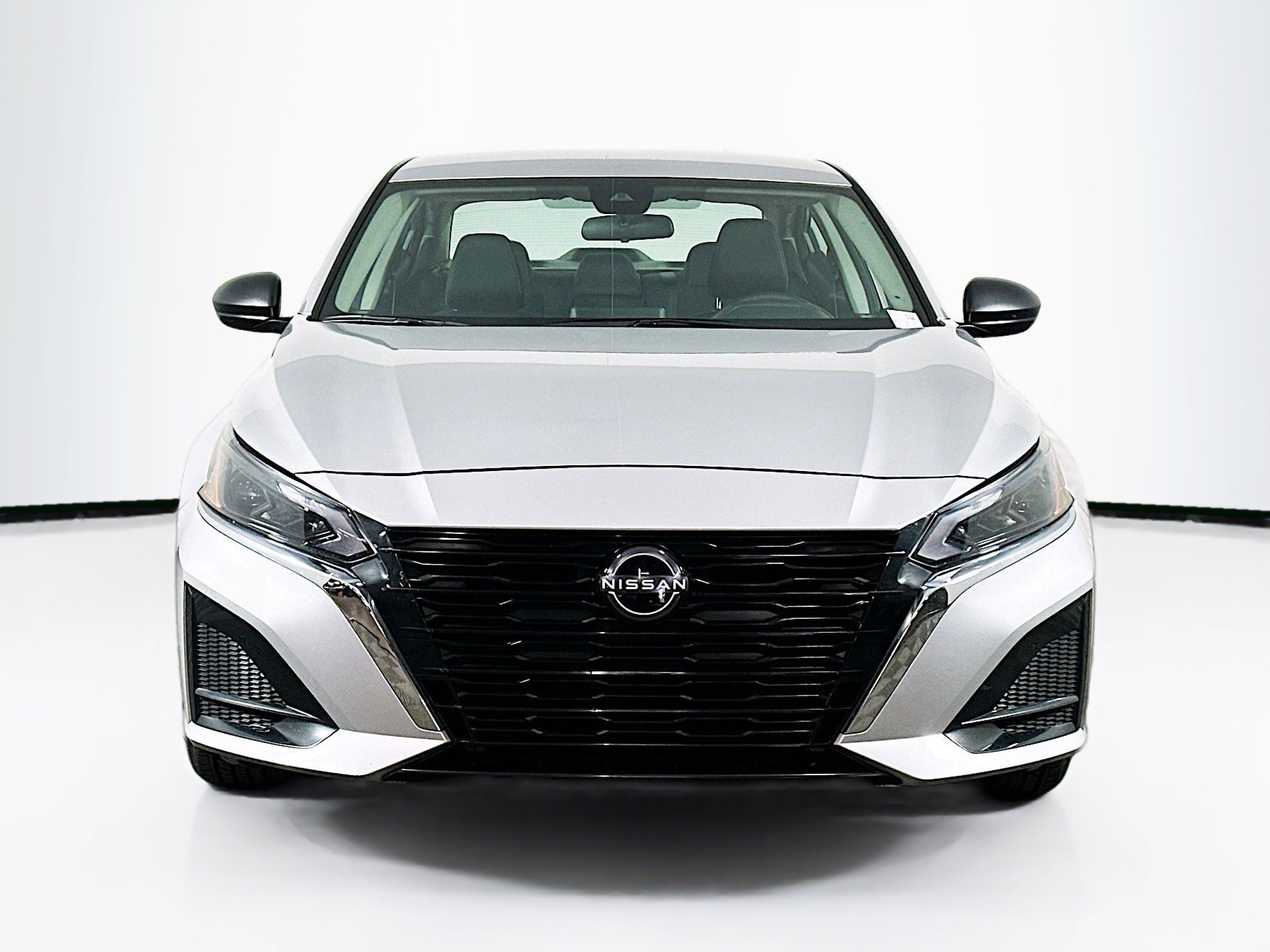 Used 2024 Nissan Altima 2.5 SV image 2