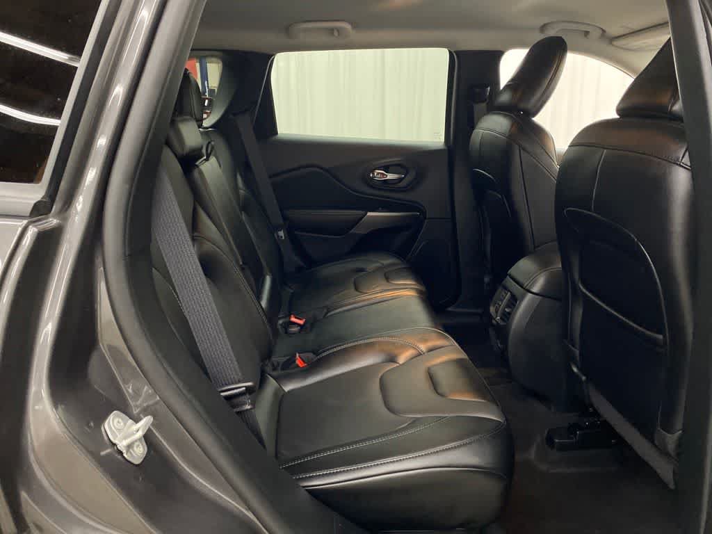 Used 2022 Jeep Cherokee Latitude Lux w/ Mopar Interior Package AWD/4WD image 16